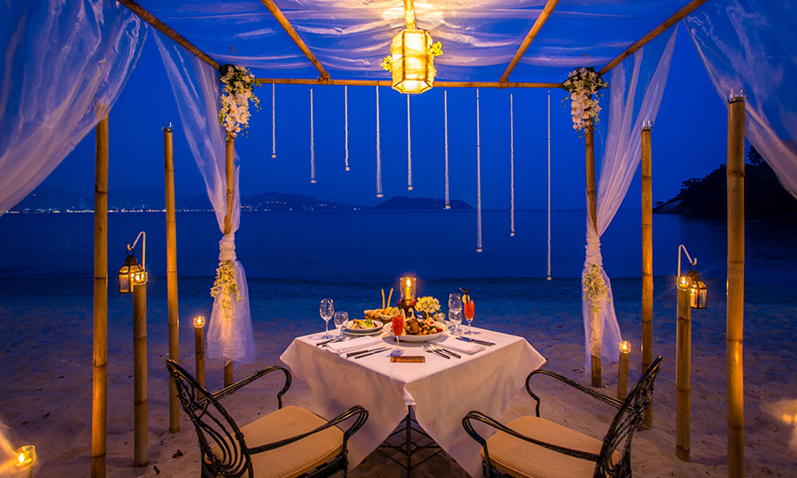 Romantic beach dinner