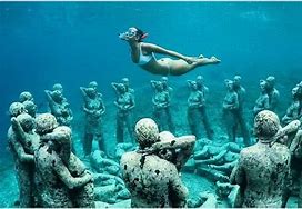 Diving with sculpures