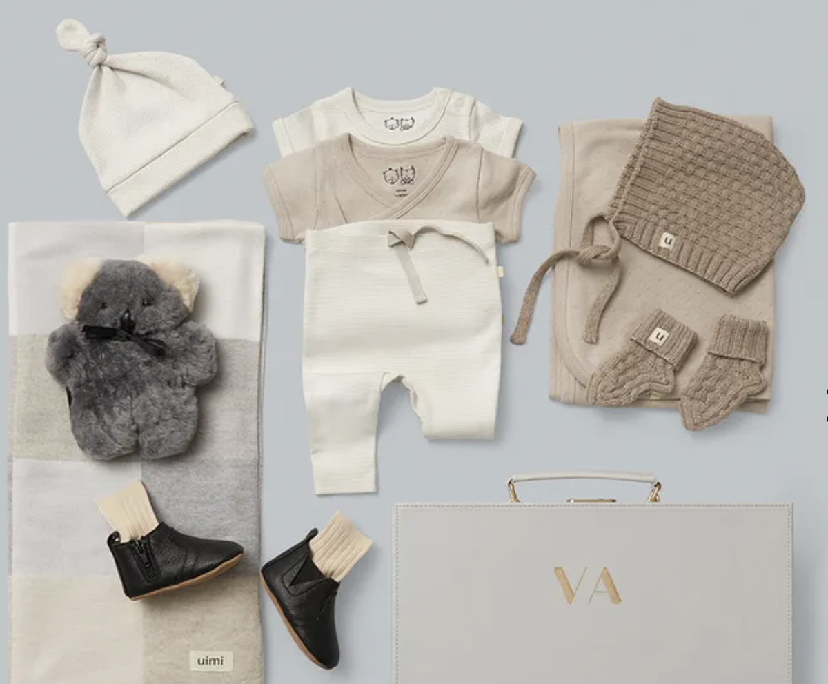 Newborn / baby clothes & accessories