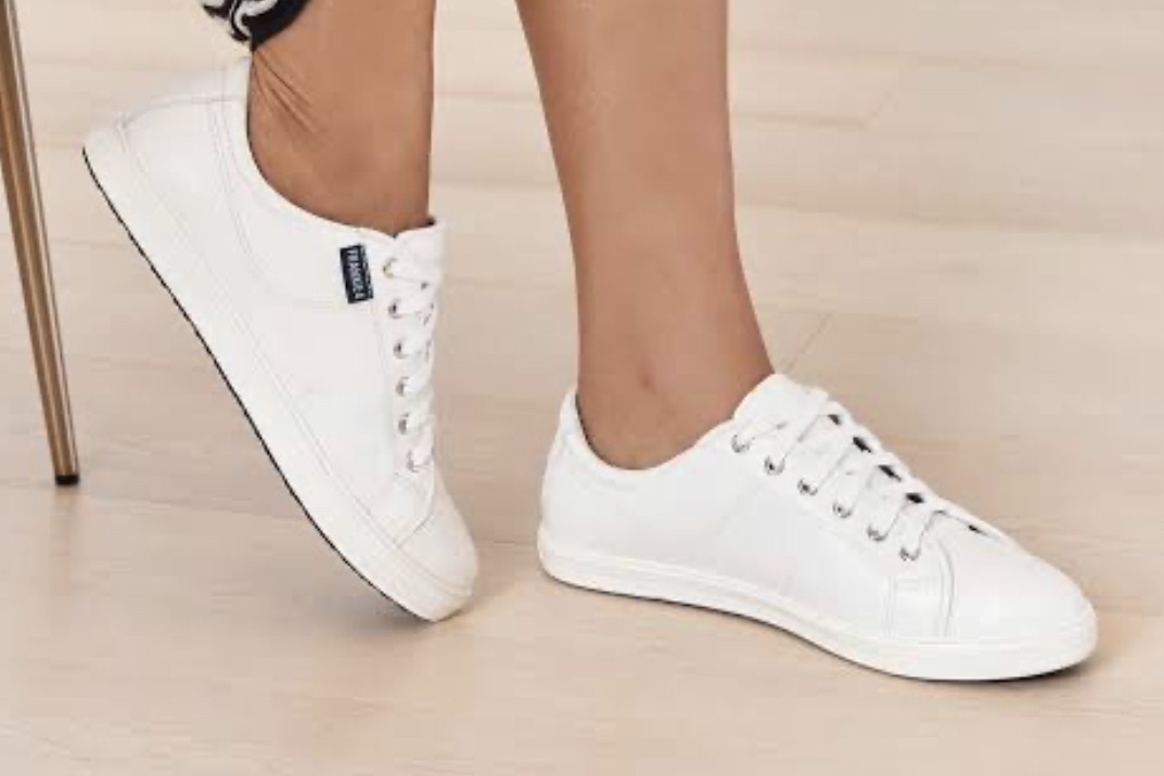 White sneakers sz 37