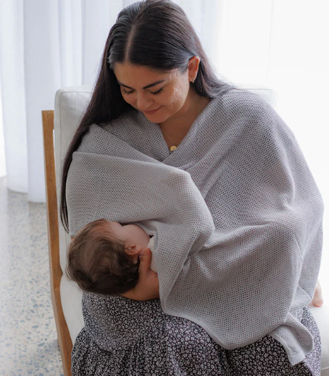 Cowrie 7-in-1 cover makes nursing and pumping on the go effortless.