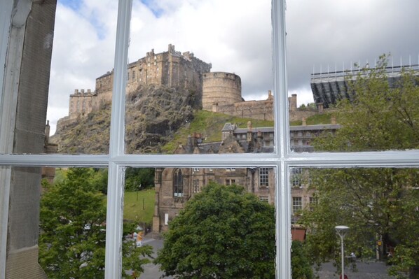 Accommodation: Edinburgh Castle View Apartment
